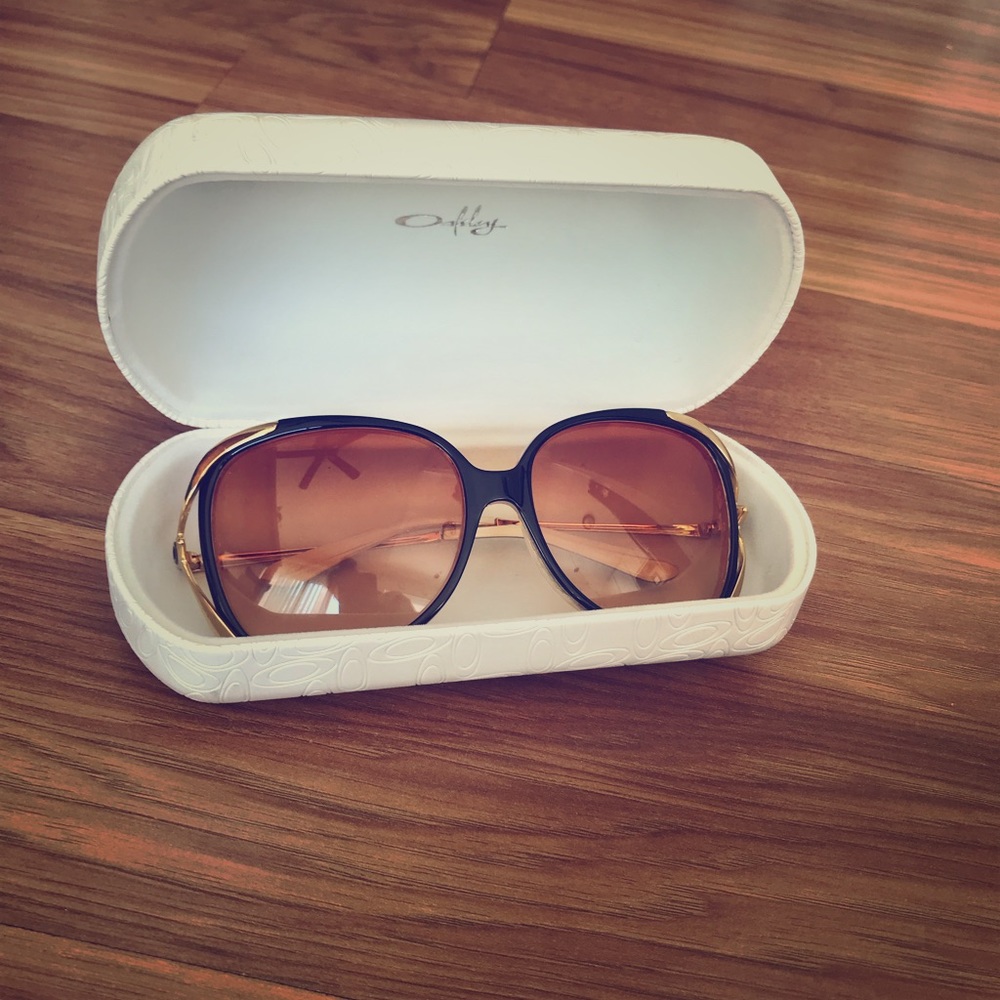 Oakley round sunglasses